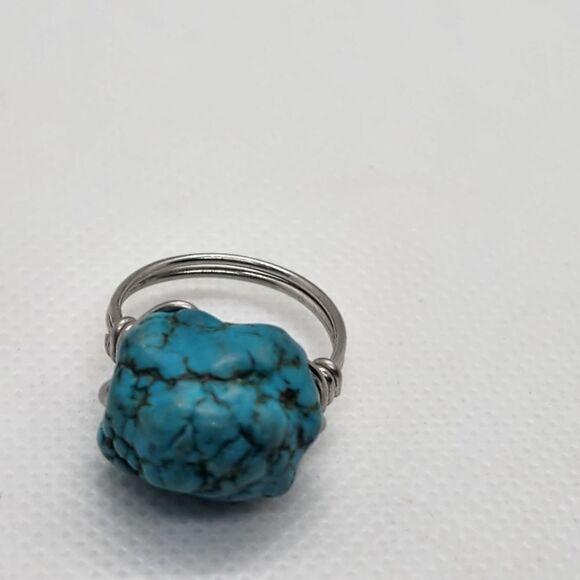 Silver Tone Wire & Blue Howlite Stone Ring (5.5) - Picture 4 of 7